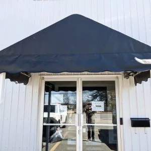 auvent au dessus de la porte d'un commerce