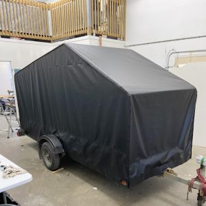 housse de protection noire sur mesure pour remorque