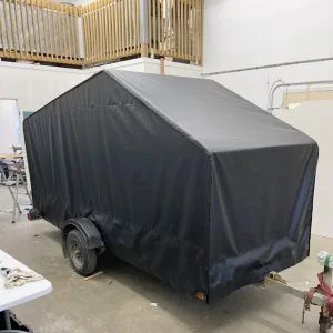housse de protection noire sur mesure pour remorque