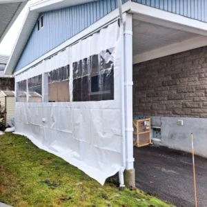 toile blanche avec fenêtres pour fermeture de carport
