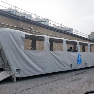 passerelle recouverte d'une toile grise sur mesure