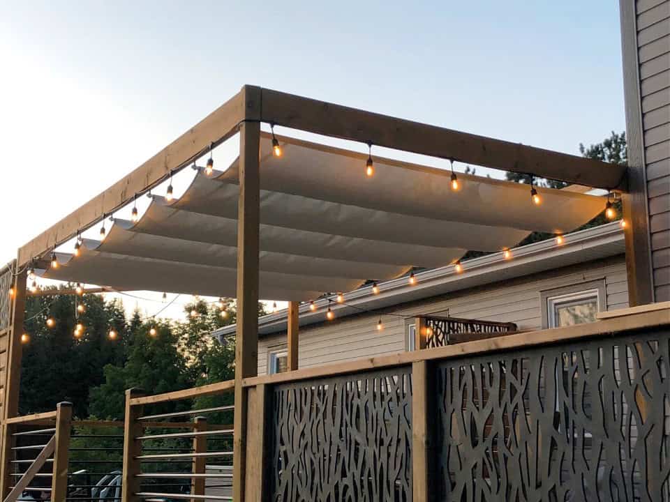Toile sur mesure installée sur une pergola extérieure pour protéger une terrasse résidentielle